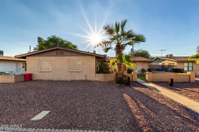 a view of a house with backyard and a tree