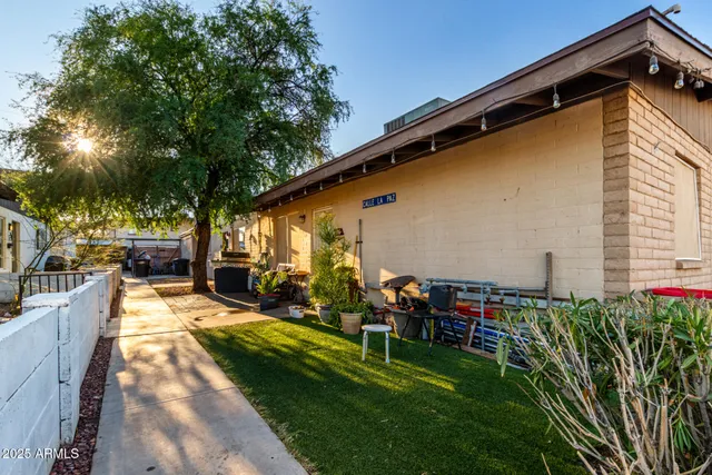 a view of a livingroom with furniture and a ceiling fan