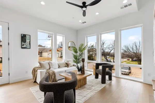 $3,250 | 815 East 5th Street, Unit 209, Dallas, TX 75203
