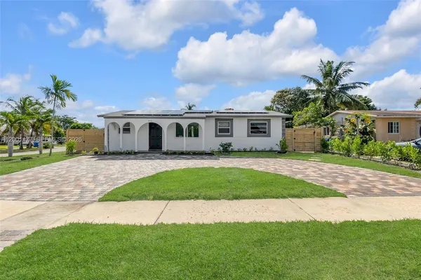 $2,900 | 810 Southwest 14th Court, Deerfield Beach, FL 33441