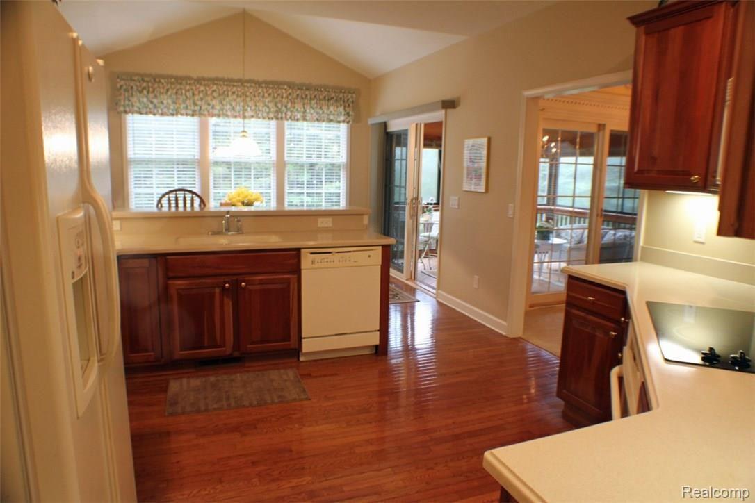 5081 Belmonte Drive, Unit 59 Rochester, MI 48306 - Photo 4 of 22 Kitchen4.jpg