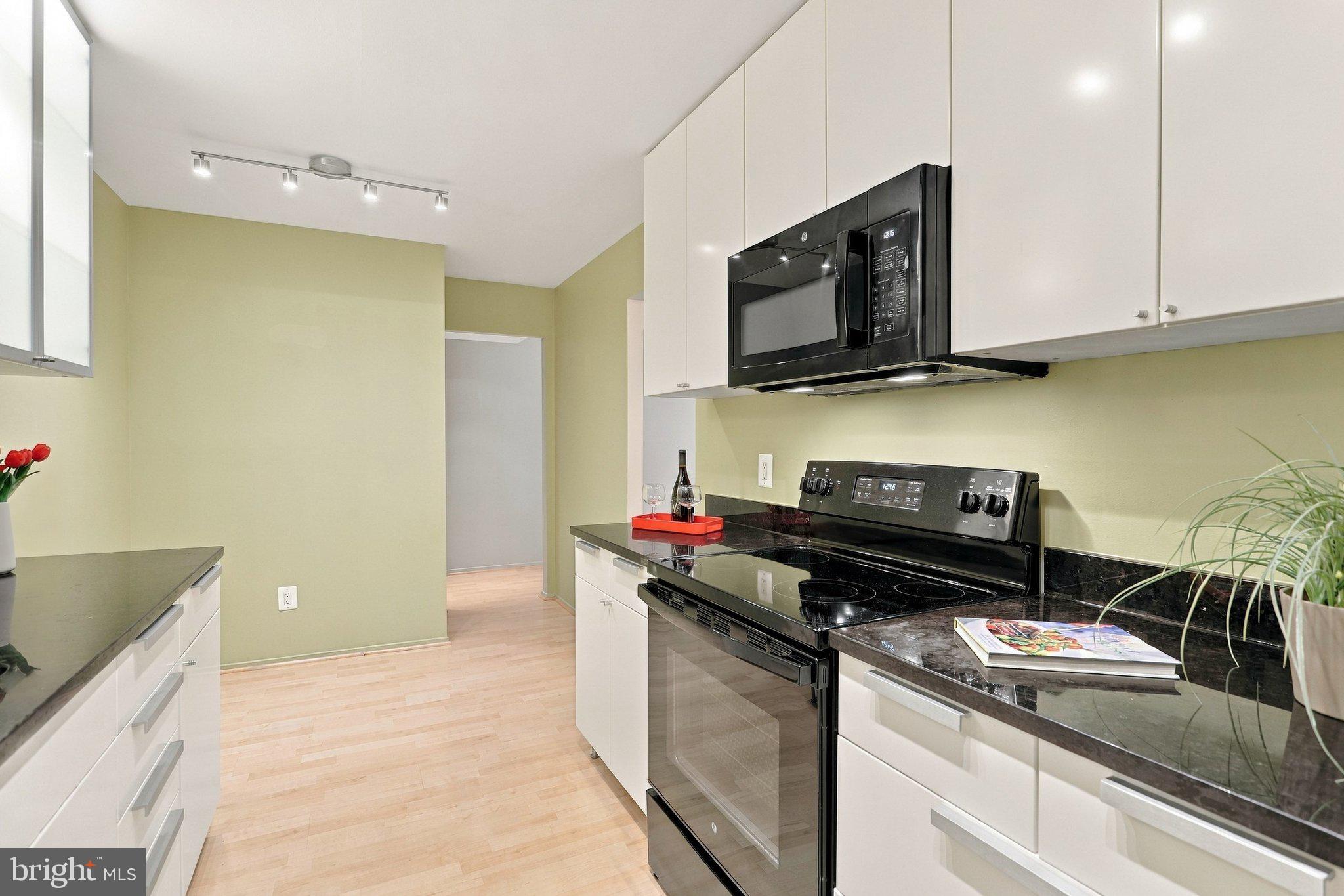 6101 Edsall Road, Unit 408 Alexandria, VA 22304 - Photo 13 of 60 Kitchen/Breakfast Area