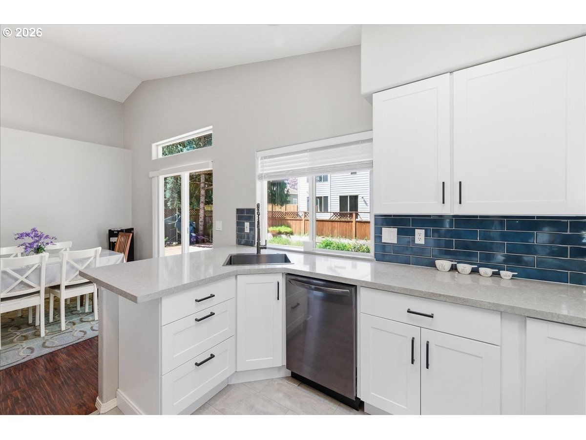 465 Southwest Sutherland Way Beaverton, OR 97006 - Photo 12 of 30 Kitchen