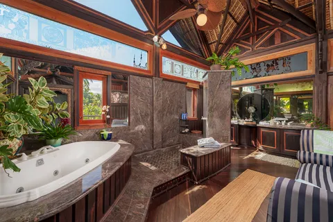 $32,500,000 | 71-1890 Queen Kaahumanu Highway, Kailua-Kona, HI 96740