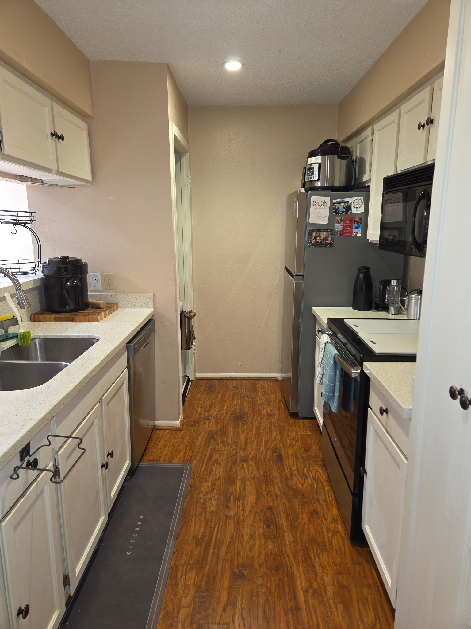 2277 South Kirkwood Road, Unit 902 Houston, TX 77077 - Photo 4 of 10 a kitchen with a sink stove and refrigerator