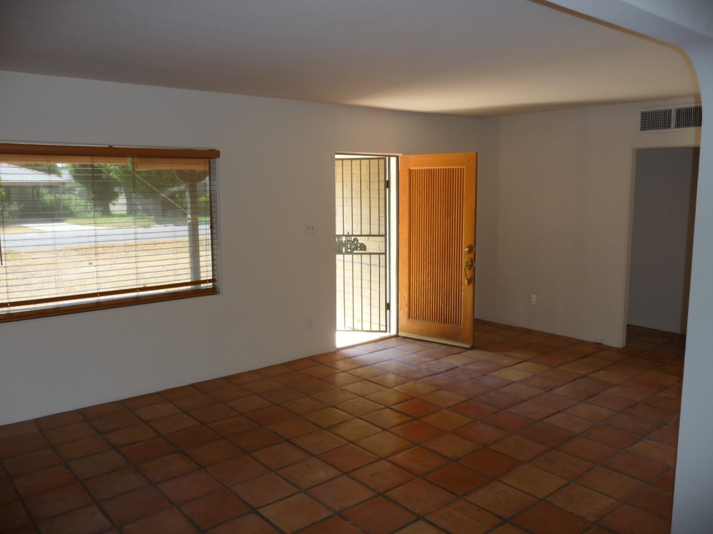 6741 North 11th Street Phoenix, AZ 85020 - Photo 2 of 16 LIVING ROOM