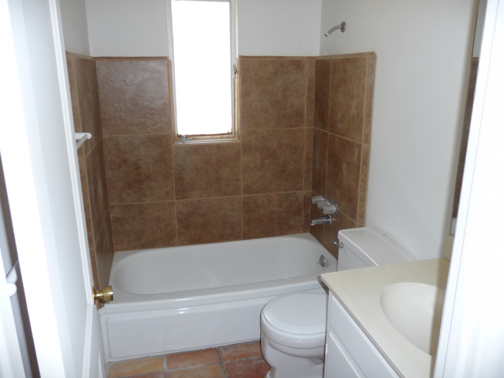 6741 North 11th Street Phoenix, AZ 85020 - Photo 7 of 16 GUEST BATH
