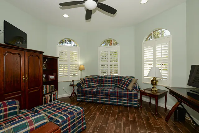 a view of a house with backyard and garden