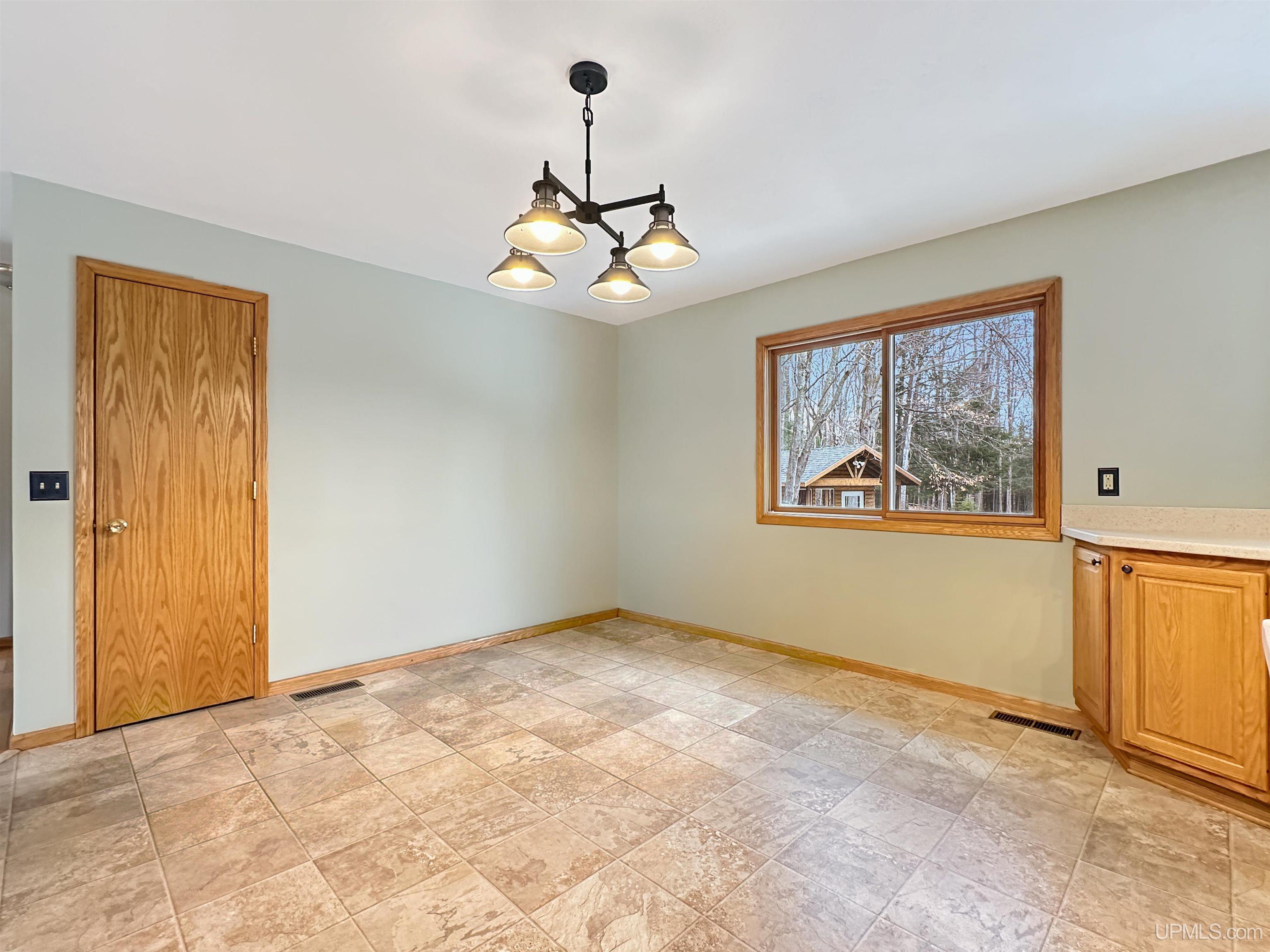 8672 M M.5 Road Gladstone, MI 49837 - Photo 4 of 38