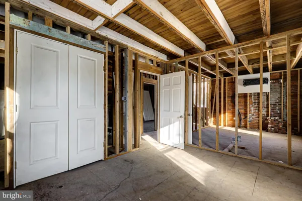 a view of porch with ceiling fan