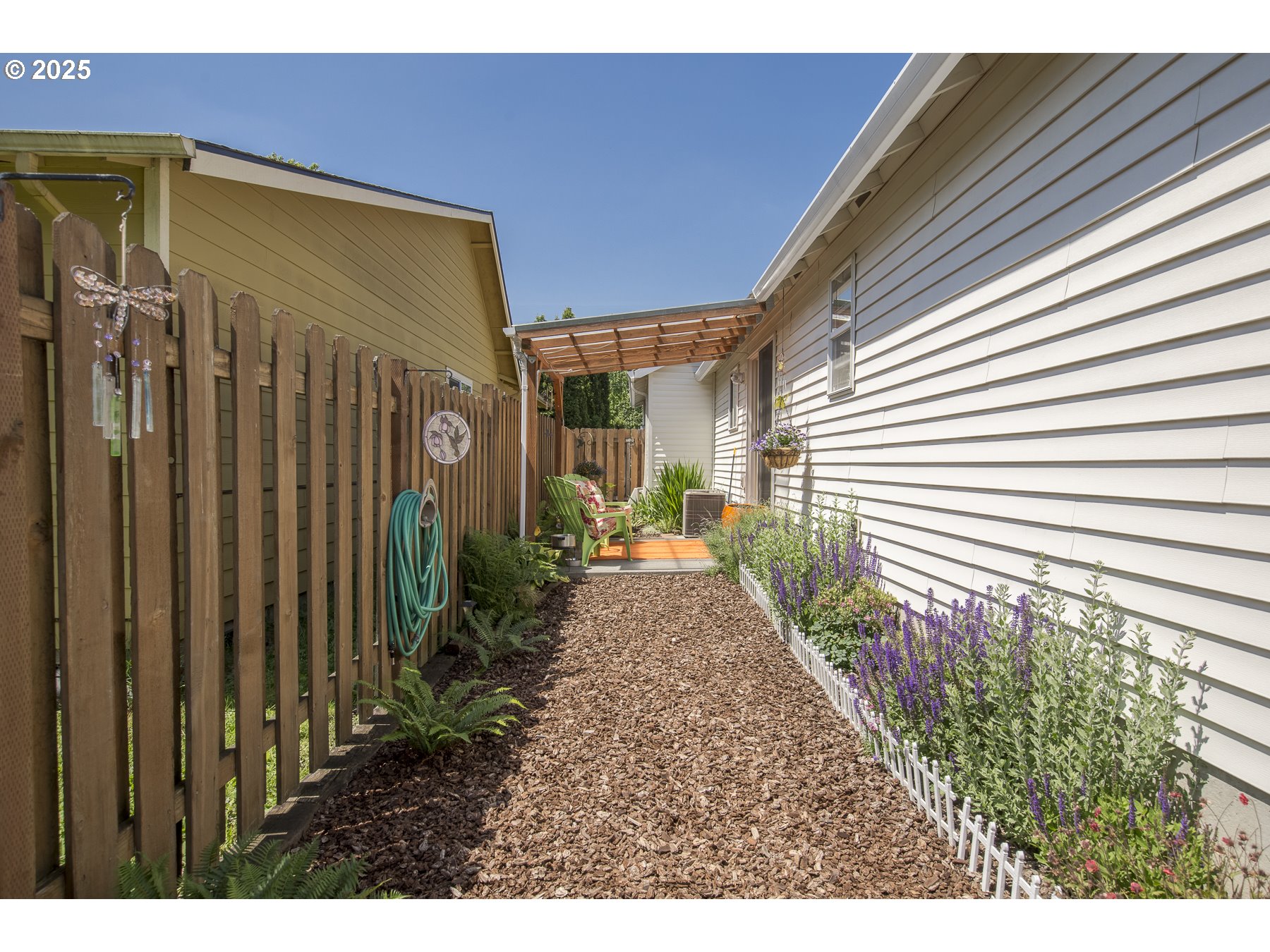 212 Northeast 148th Avenue Portland, OR 97230 - Photo 20 of 23 a view of a backyard with pathway