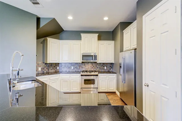 $2,300 | 3129 Dallas Street, Houston, TX 77003