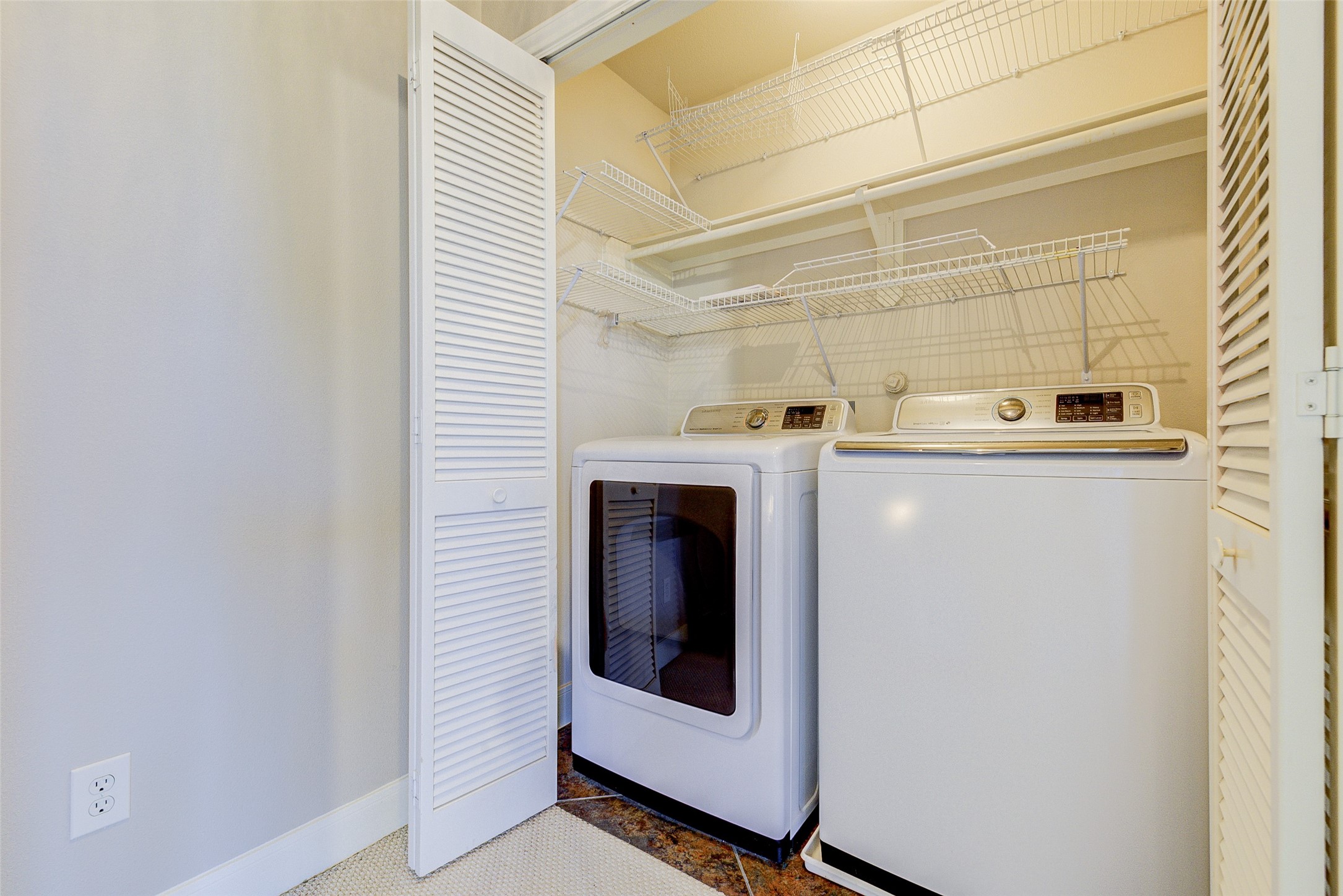 3129 Dallas Street Houston, TX 77003 - Photo 23 of 24 a utility room with dryer and washer