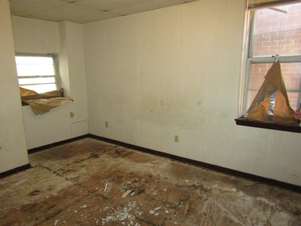 606 Middle Street Pittsburgh, PA 15212 - Photo 11 of 39 a view of empty room with window