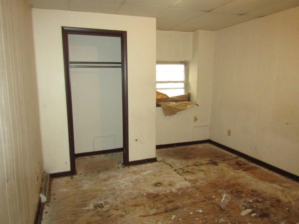 606 Middle Street Pittsburgh, PA 15212 - Photo 12 of 39 a view of an empty room with a window