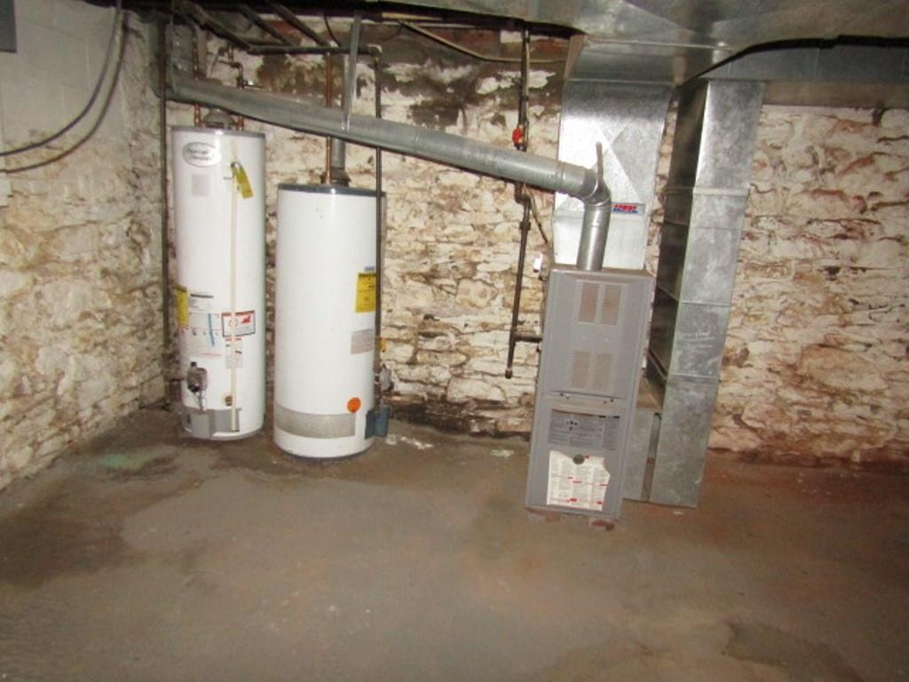 606 Middle Street Pittsburgh, PA 15212 - Photo 15 of 39 a view of a indoor garage