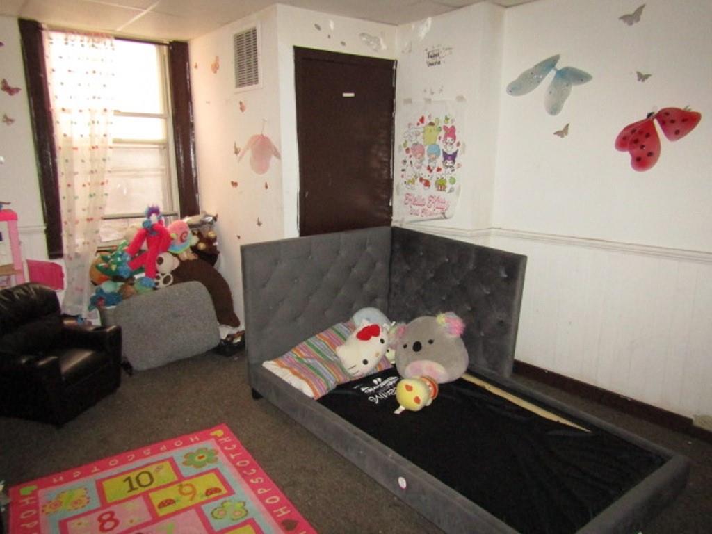606 Middle Street Pittsburgh, PA 15212 - Photo 25 of 39 a living room with furniture and a couch
