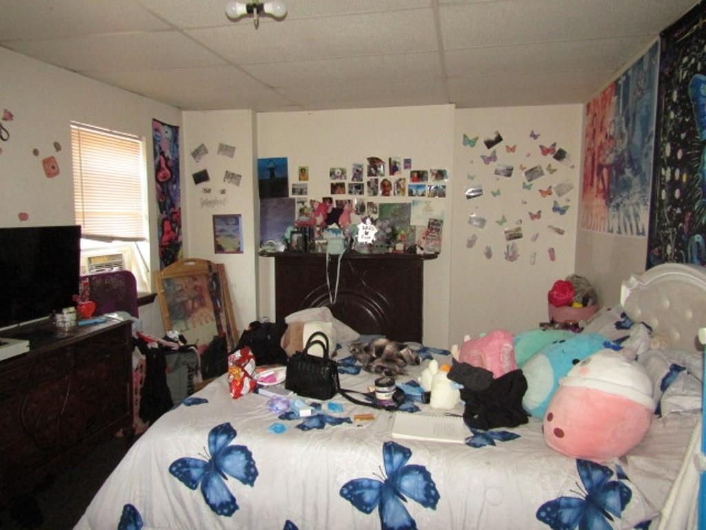 606 Middle Street Pittsburgh, PA 15212 - Photo 35 of 39 a view of a workspace with furniture and toys