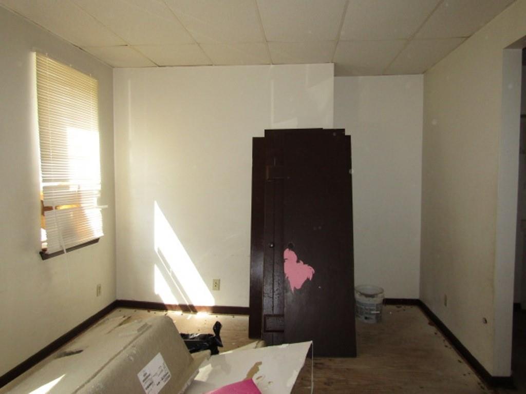 606 Middle Street Pittsburgh, PA 15212 - Photo 4 of 39 a view of an empty room and window