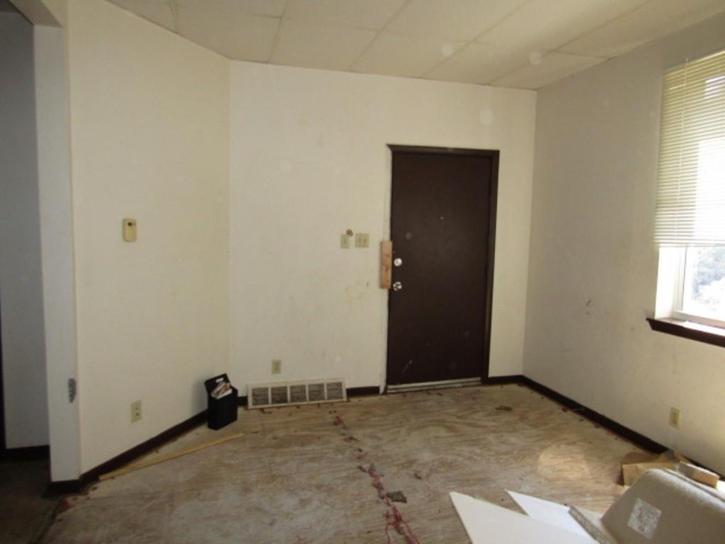 606 Middle Street Pittsburgh, PA 15212 - Photo 6 of 39 an empty room with windows