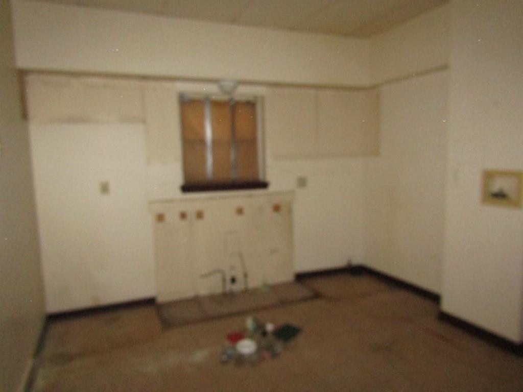 606 Middle Street Pittsburgh, PA 15212 - Photo 7 of 39 an empty room with a window