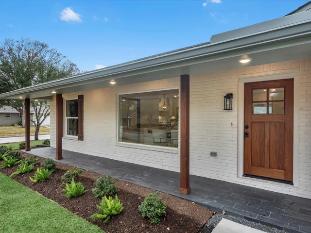 $895,000 | 5042 Briarbend Drive, Houston, TX 77035