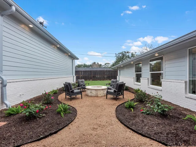 $895,000 | 5042 Briarbend Drive, Houston, TX 77035