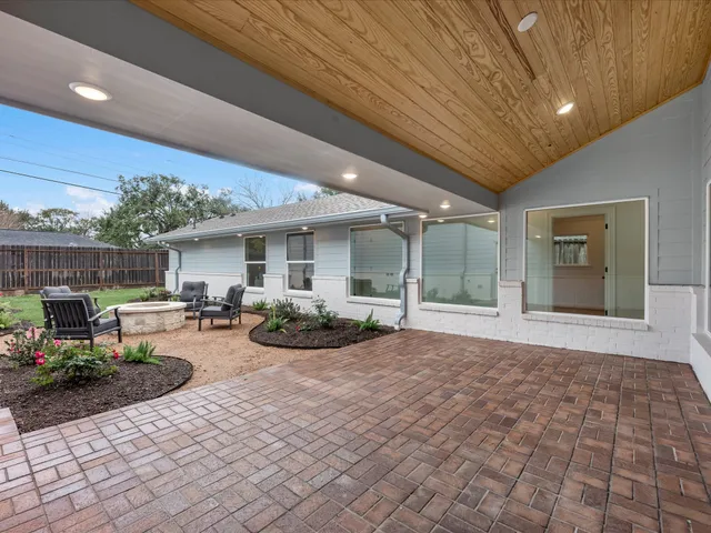 $895,000 | 5042 Briarbend Drive, Houston, TX 77035