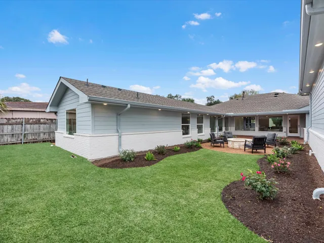 $895,000 | 5042 Briarbend Drive, Houston, TX 77035