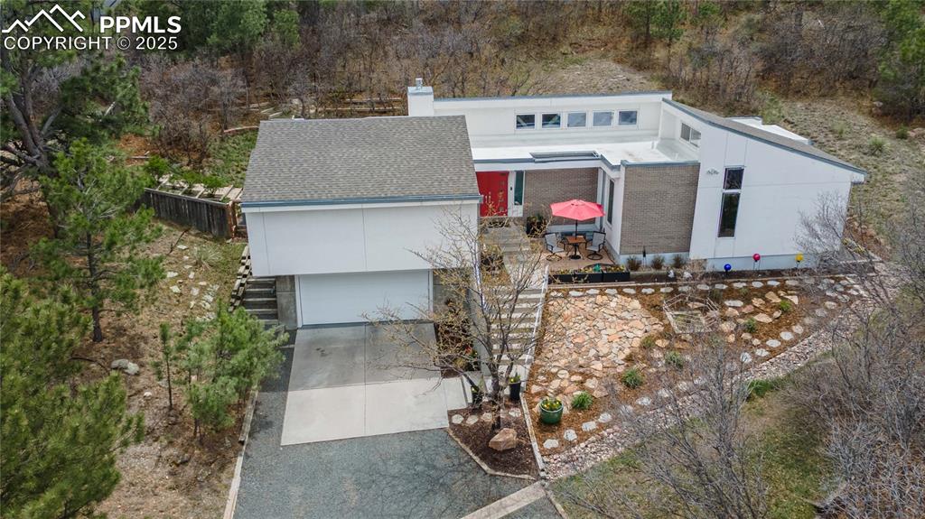7550 Dairy Ranch Road Colorado Springs, CO 80919 - Photo 2 of 39 a front view of a house with plants