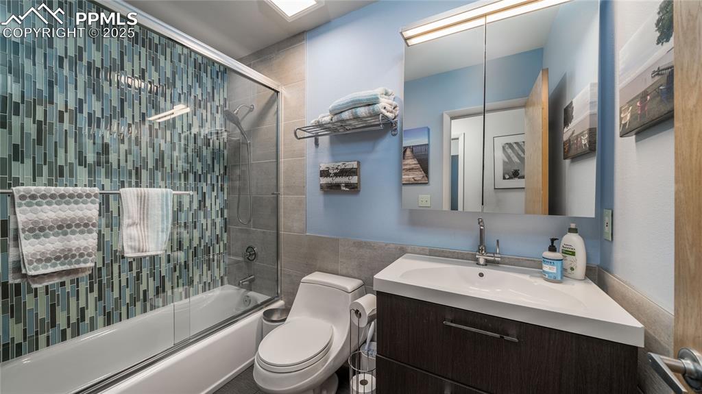 7550 Dairy Ranch Road Colorado Springs, CO 80919 - Photo 21 of 39 a bathroom with a sink a toilet and shower
