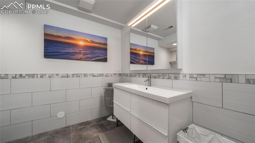 7550 Dairy Ranch Road Colorado Springs, CO 80919 - Photo 28 of 39 a bathroom with a sink and a mirror