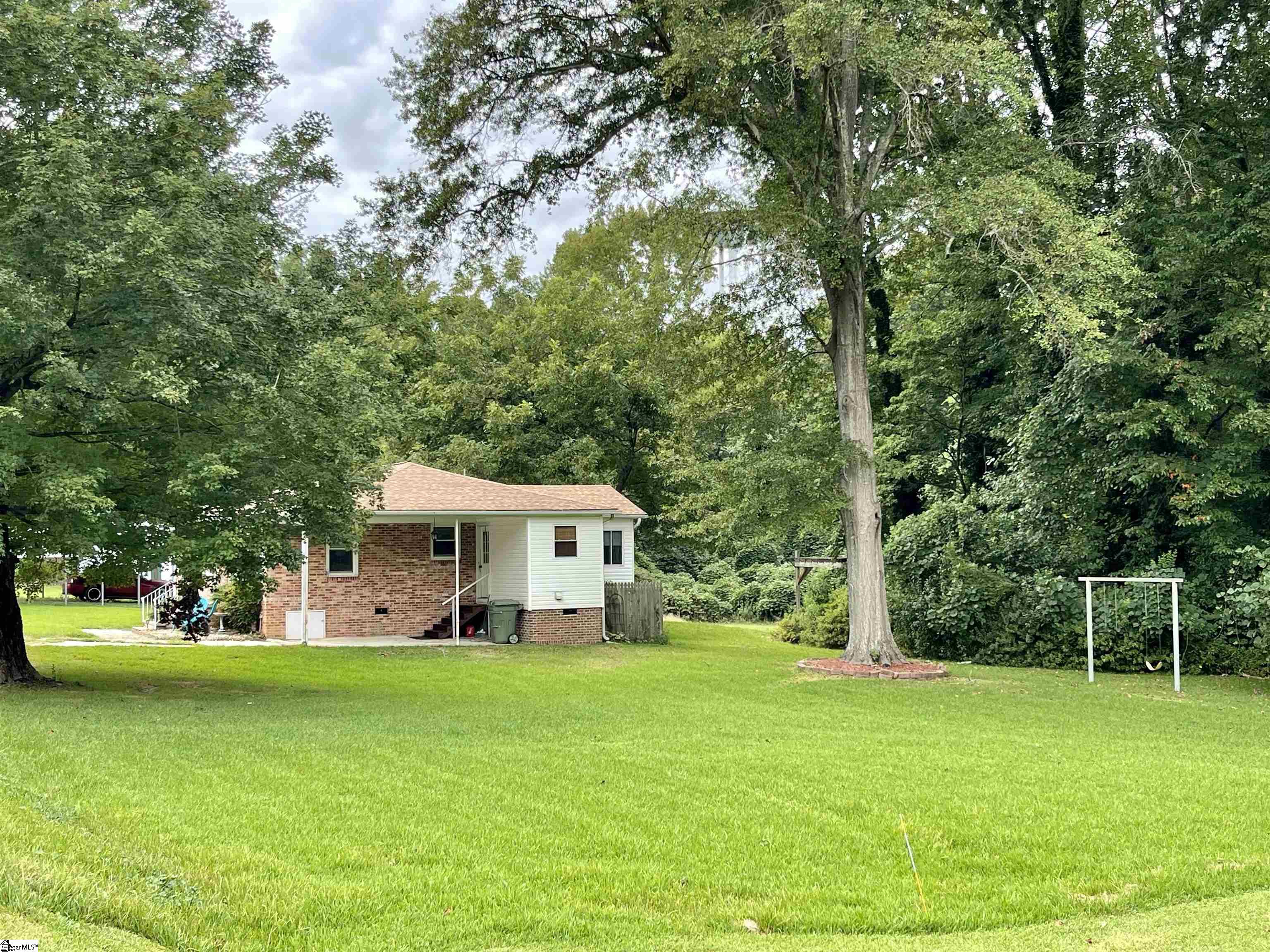104 Fred Street Clinton, SC 29325 - Photo 4 of 32