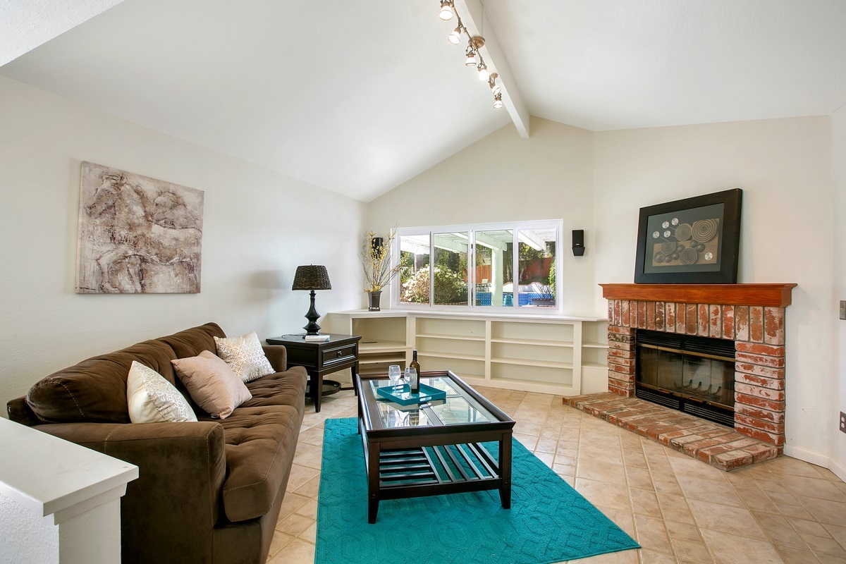 2641 Brighton Road Carlsbad, CA 92010 - Photo 4 of 23 High ceilings, fireplace