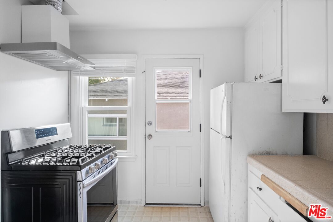 3493 Meier Street Los Angeles, CA 90066 - Photo 4 of 31 a kitchen with a stove a refrigerator and a stove
