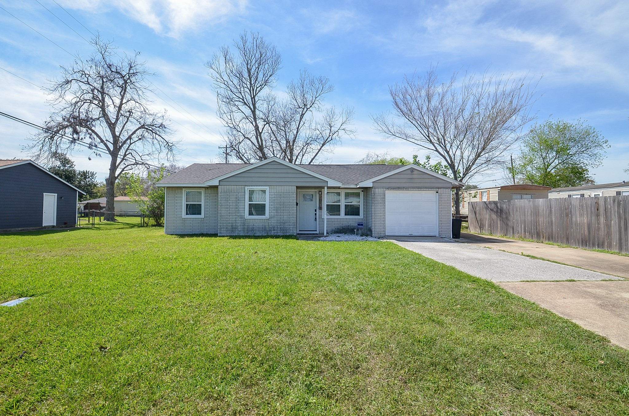 201 Inwood Lane Highlands, TX 77562 - Photo 3 of 31