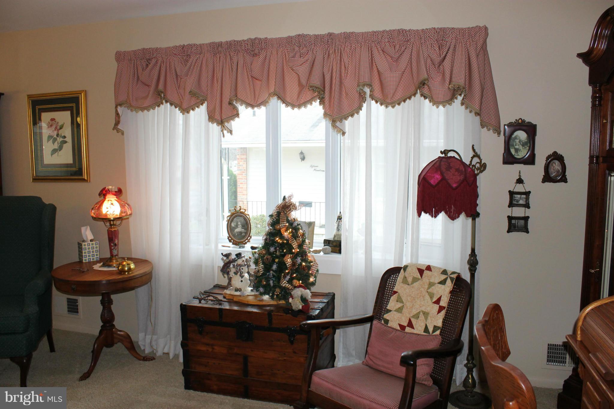1517 Daytona Road Baltimore, MD 21234 - Photo 8 of 17 Living Room