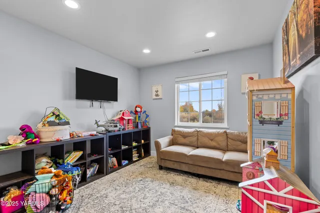 $330,000 | 712 Fountain Boulevard, Zillah, WA 98953