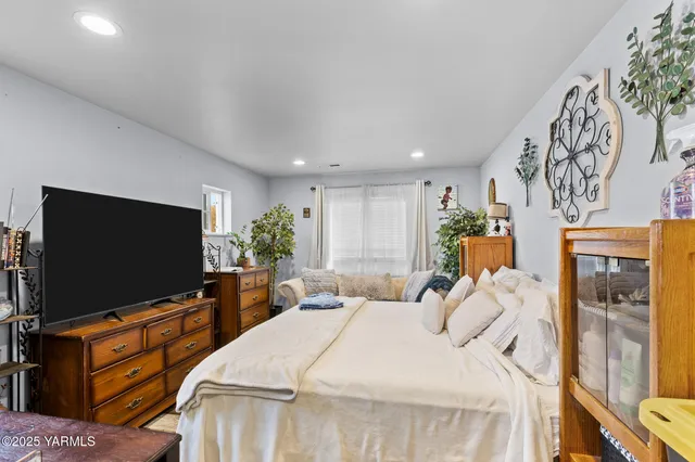 $330,000 | 712 Fountain Boulevard, Zillah, WA 98953