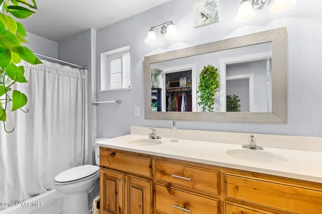 $330,000 | 712 Fountain Boulevard, Zillah, WA 98953