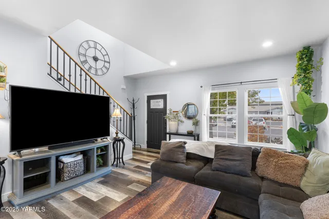 $330,000 | 712 Fountain Boulevard, Zillah, WA 98953