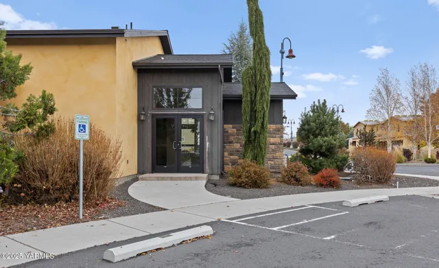 $330,000 | 712 Fountain Boulevard, Zillah, WA 98953