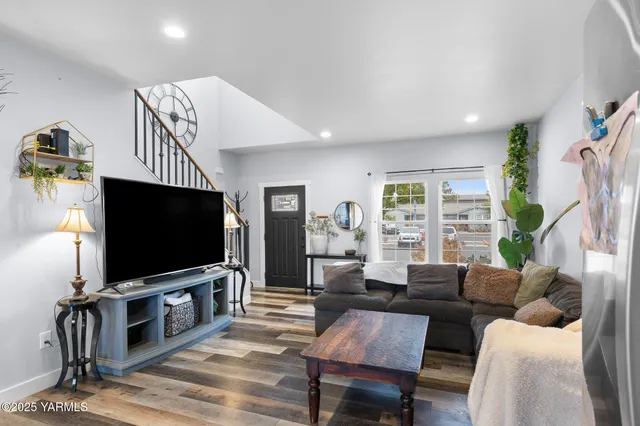 $330,000 | 712 Fountain Boulevard, Zillah, WA 98953