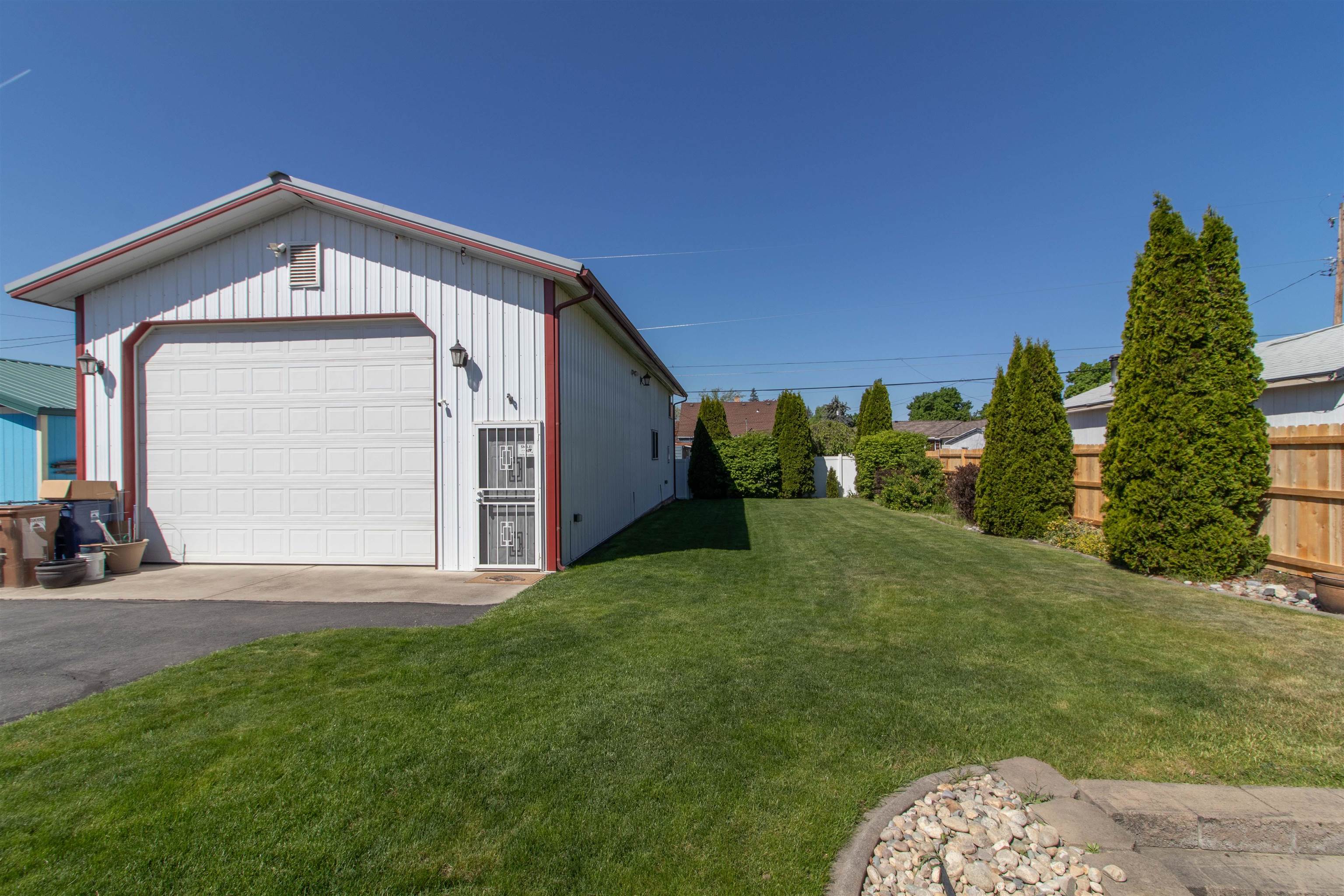 5621 North Hemlock Street Spokane, WA 99205 - Photo 2 of 35