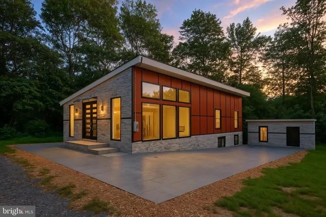 a view of a house with backyard and garden