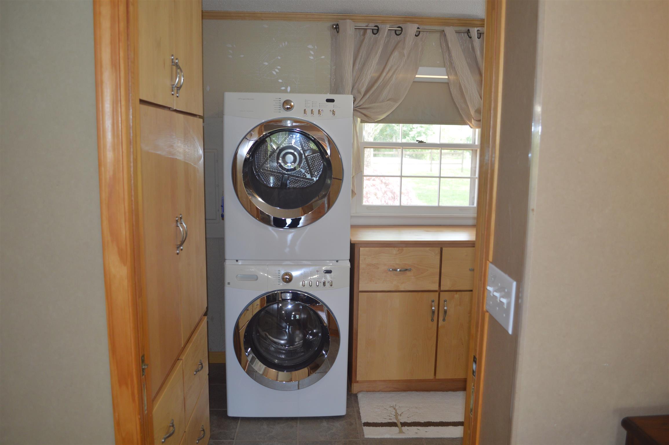 1239 Dripping Springs Road Winchester, TN 37398 - Photo 22 of 30 a utility room with dryer and washer