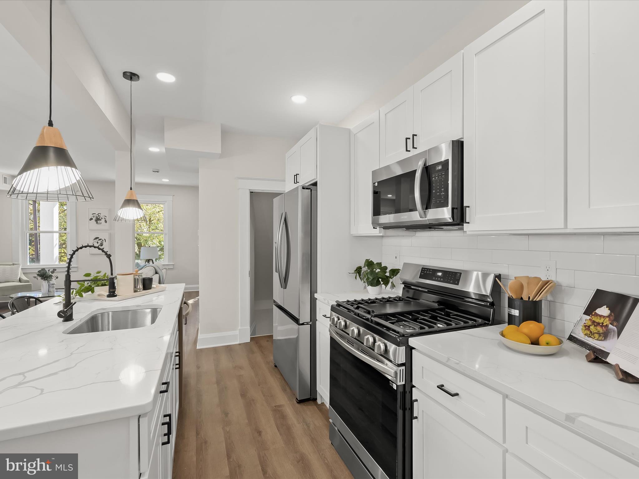 614 Stamford Road Baltimore, MD 21229 - Photo 12 of 48 Decorative Backsplash - Soft Close Cabinetry