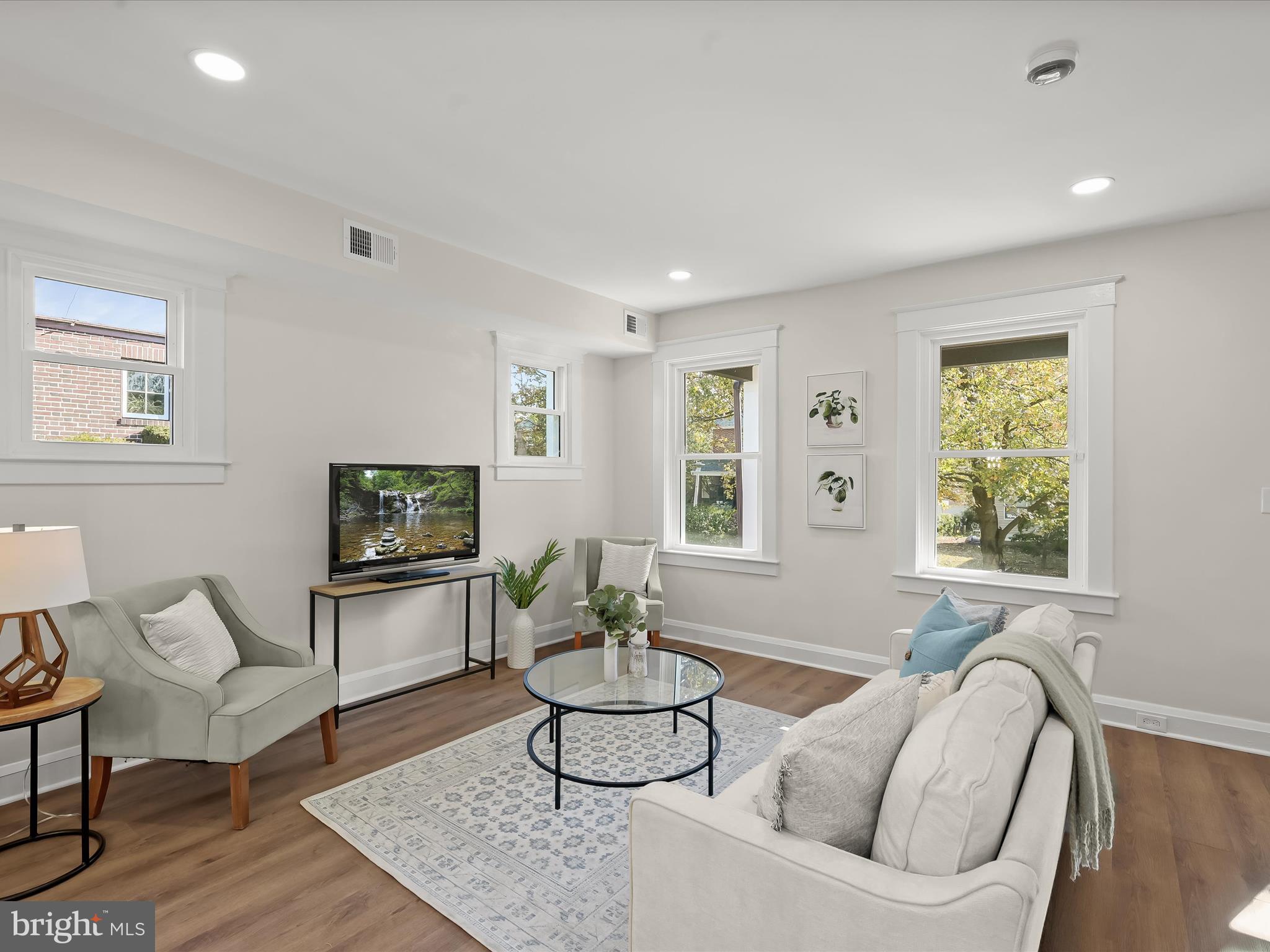 614 Stamford Road Baltimore, MD 21229 - Photo 8 of 48 Living Room