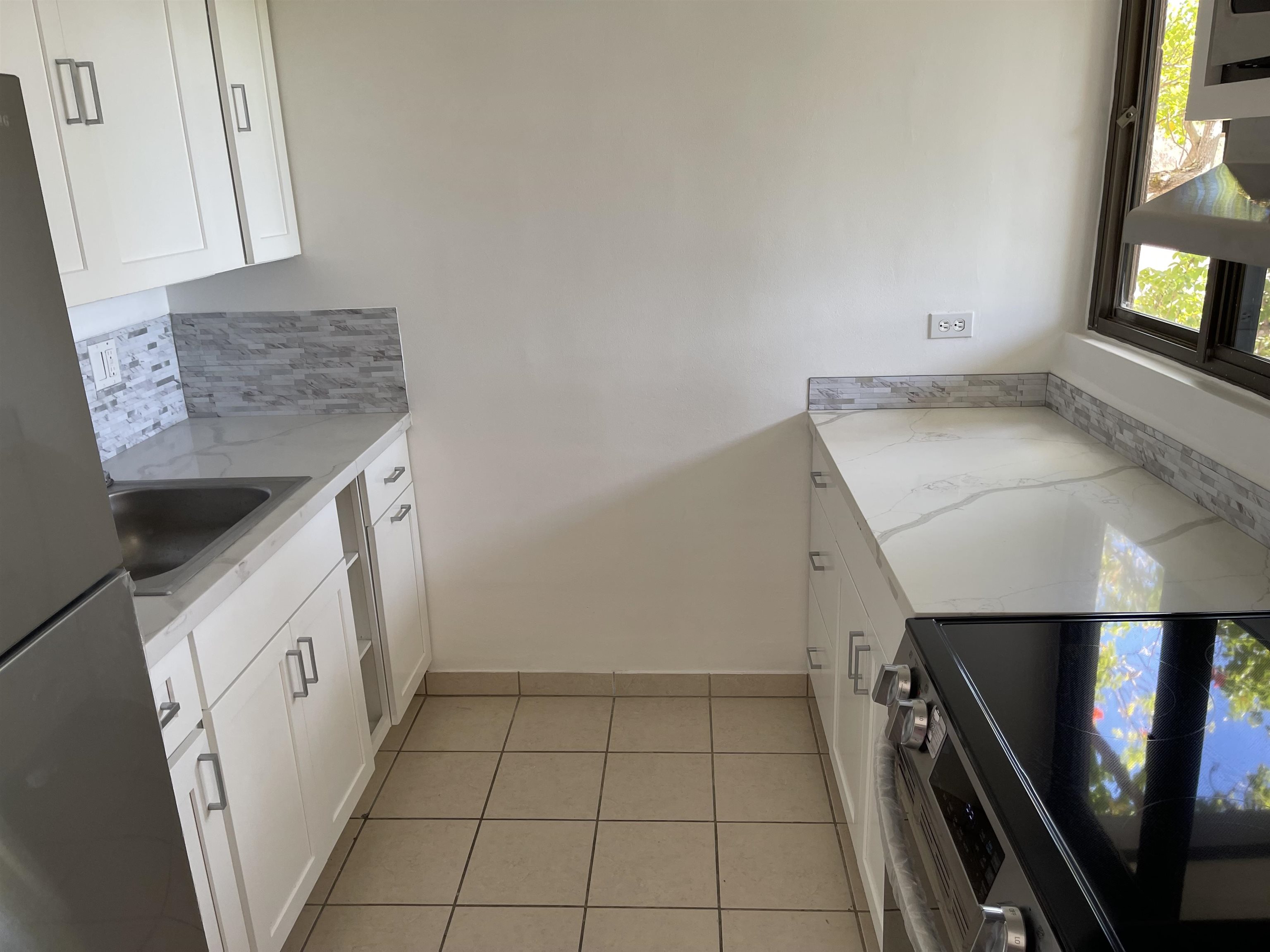 4310 Lower Honoapiilani Road, Unit 516 Lahaina, HI 96761 - Photo 2 of 16 a view of an entryway with microwave