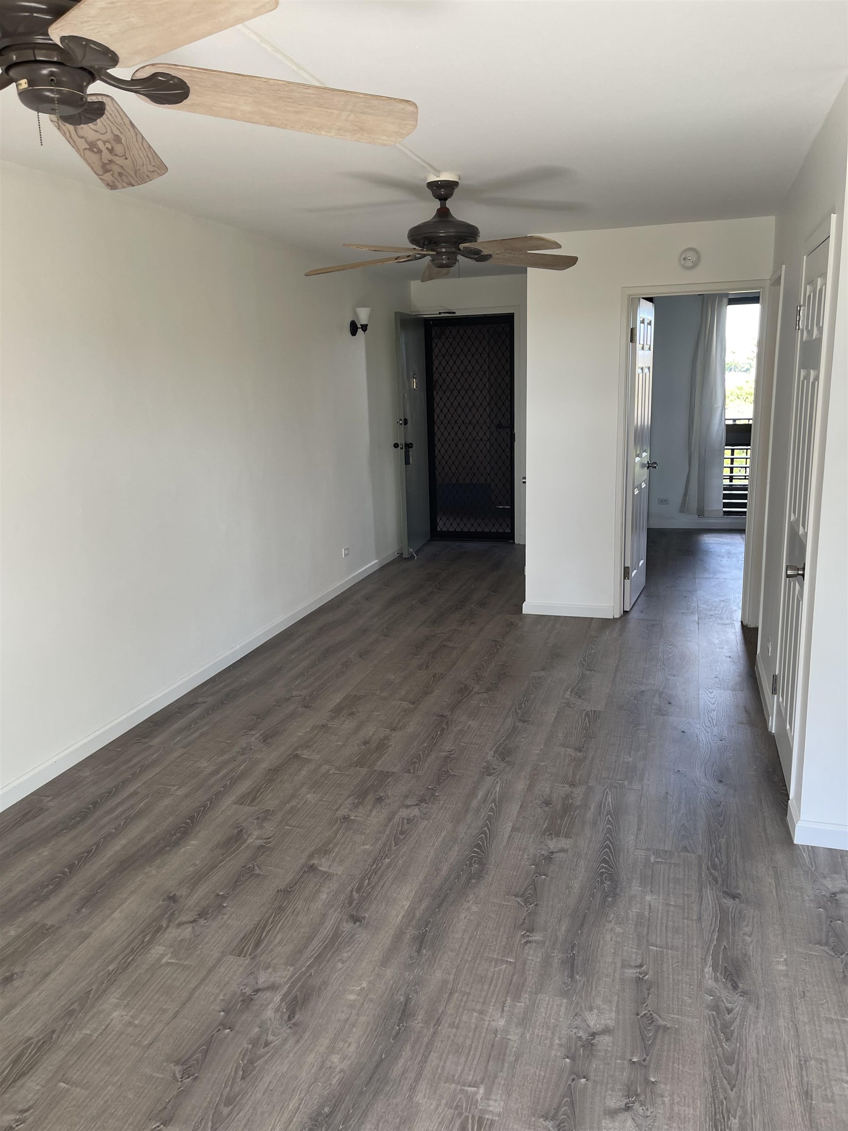 4310 Lower Honoapiilani Road, Unit 516 Lahaina, HI 96761 - Photo 5 of 16 a view of a hallway with wooden floor